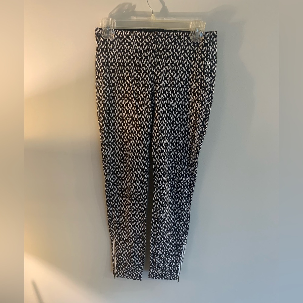 Lysse black/white Ikat patterned leggings with cuffed zippered ankles SZ M